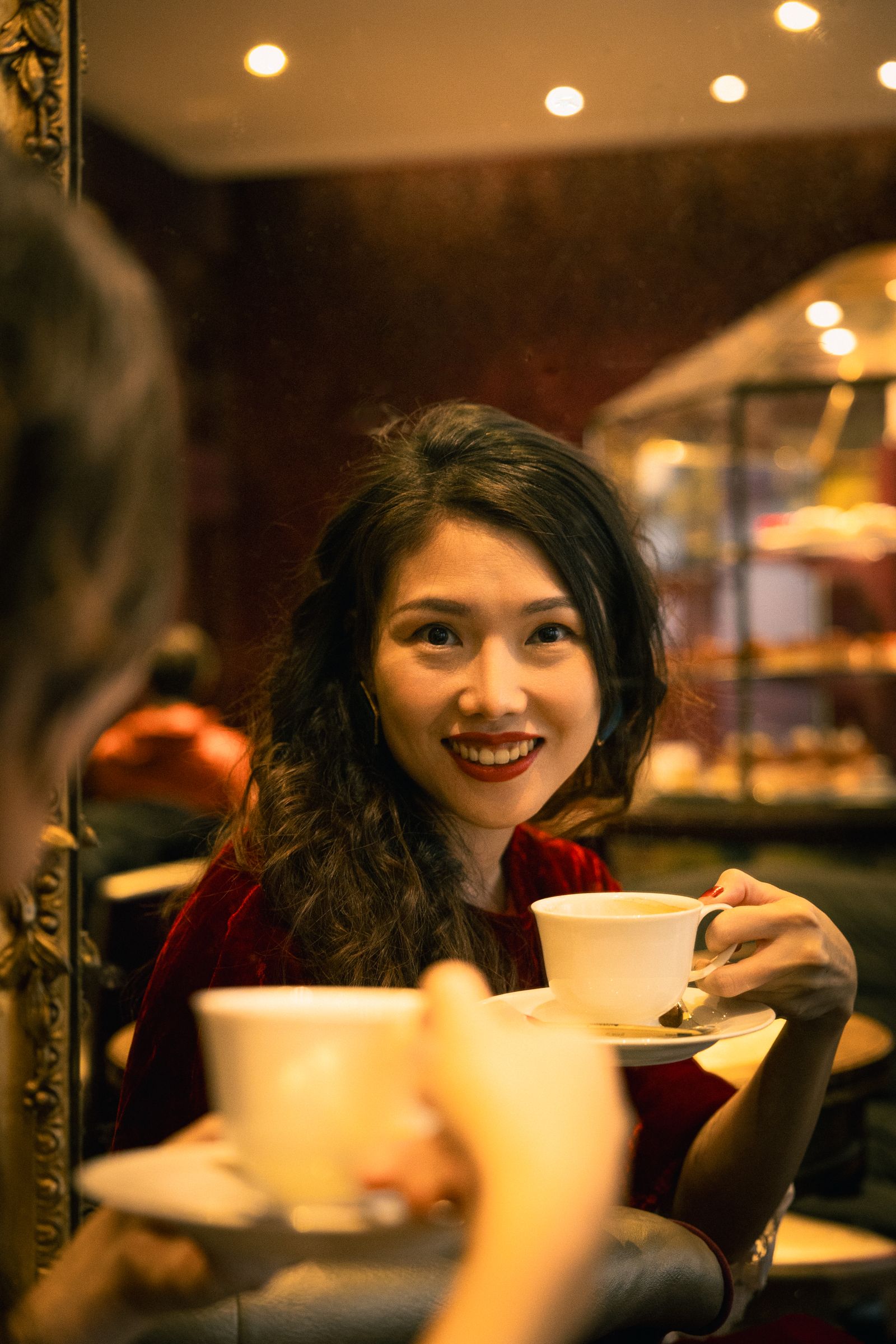 Mujer disfrutando un café