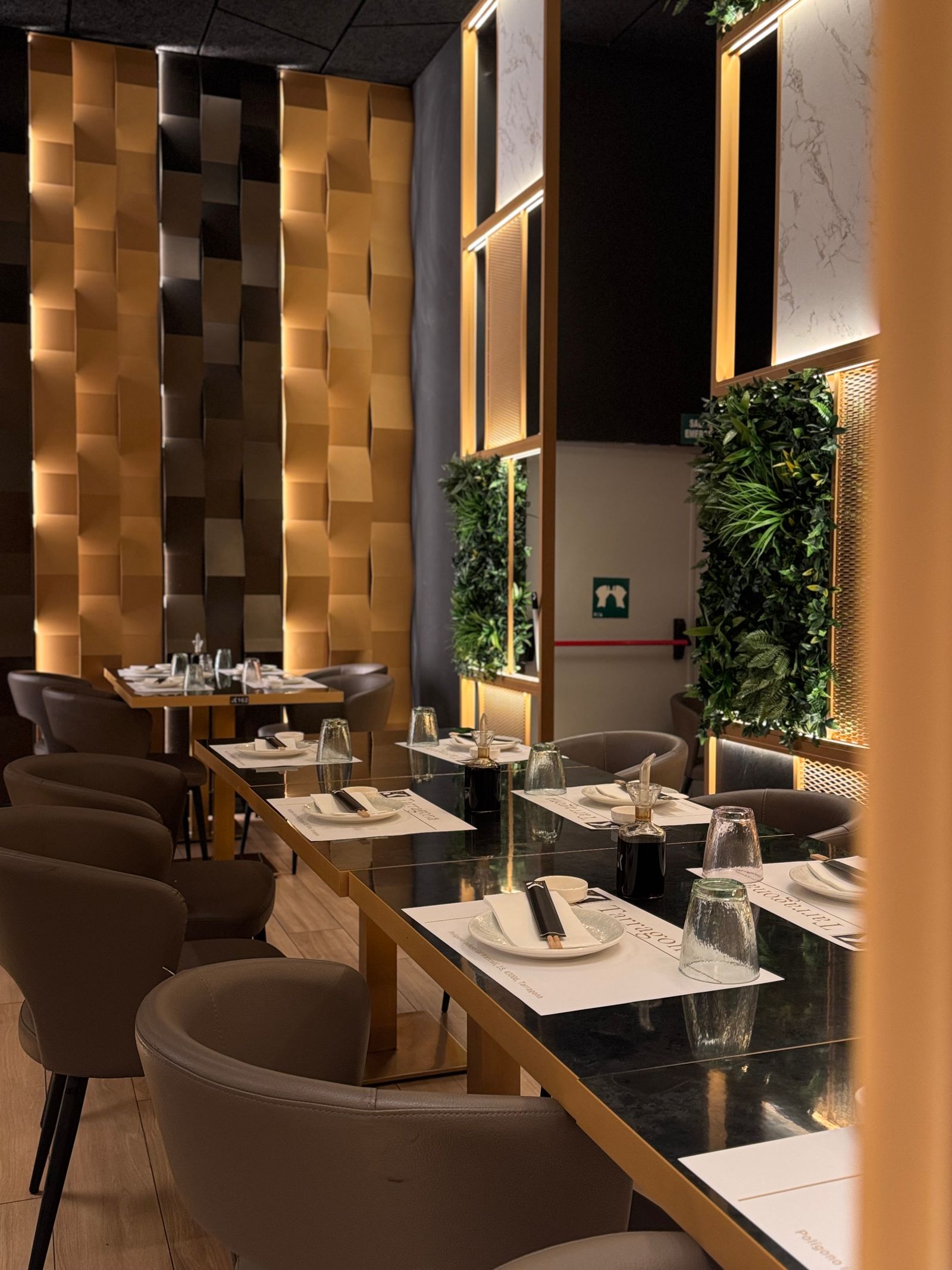 Interior de restaurante contemporáneo